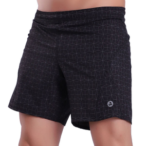 Pougadas de desempenho atlético masculinas executando shorts de treinamento de fitness de ioga
